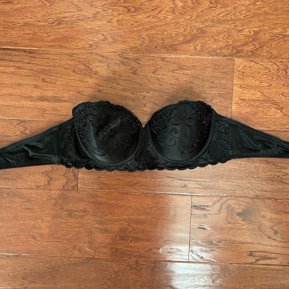 Elegant Black Lace Strapless Bra